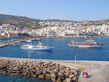 Yunanistan 'ın Karpathos kenti, 2 Temmuz Pazartesi günü Yunanistan' da yaz tatilleri için muhteşem bir ada gezisi arka plan duvar kağıdı ürünü keşfettik.