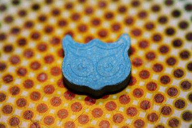 Mavi ecstasy baykuş hapları. Çok güçlü uyuşturucular. Arka plan partileri, psikedelik sezonun yüksek kaliteli baskıları.