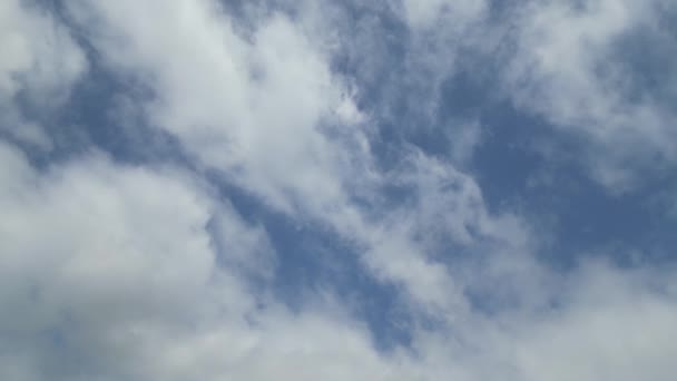 Mavi Gökyüzü Bulutlar Hareket Ediyor Renkli Kalpler Metni Tırnak Içinde — Stok video