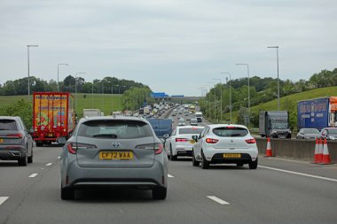 İngiltere, Londra, 22 Mayıs Pazartesi M25 ulusal yolunda Stansted Havaalanı 'na giderken Birleşik Krallık yüksek kaliteli seyahat belgelerini inceledim.