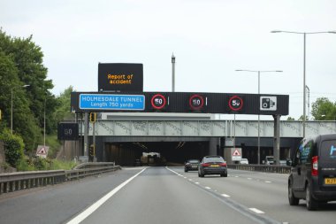 İngiltere, Londra, 22 Mayıs Pazartesi M25 ulusal yolunda Stansted Havaalanı 'na giderken Birleşik Krallık yüksek kaliteli seyahat belgelerini inceledim.
