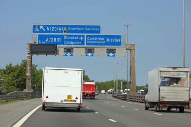 İngiltere, Londra, 22 Mayıs Pazartesi M25 ulusal yolunda Stansted Havaalanı 'na giderken Birleşik Krallık yüksek kaliteli seyahat belgelerini inceledim.