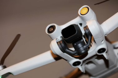 Dijital kamerayla uçan İHA helikopteri boş arkaplanda izole edilmiş gri İHA 'lar ve sensörlerle hareket eden yüksek kalite hava baskını.