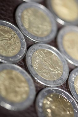 Birçok 2 avroluk madeni para, Avrupa 'nın finansal geçmişini kapatıyor.