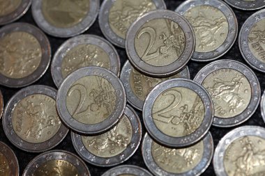 Birçok 2 avroluk madeni para, Avrupa 'nın finansal geçmişini kapatıyor.