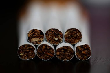 Siyah arka plan tütününe izole edilmiş sigara izmaritinden sigarayı bırakmak kötü alışkanlık olan nikotin müptelası yüksek kalite hazır baskı.