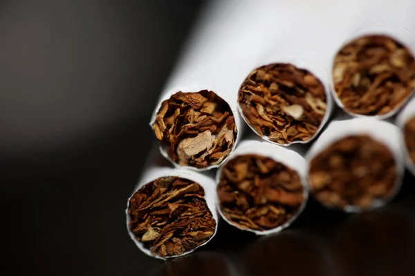 Pohled Řady Cigaret Izolovaných Černém Pozadí Tabák Zblízka Přestat Kouřit — Stock fotografie