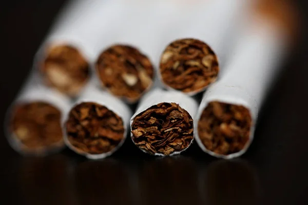 Pohled Řady Cigaret Izolovaných Černém Pozadí Tabák Zblízka Přestat Kouřit — Stock fotografie