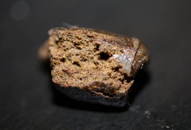 Siyah arka planda tıbbi marihuana. Fas keneviri poleni. Filtrelenmiş haşhaş özütü.