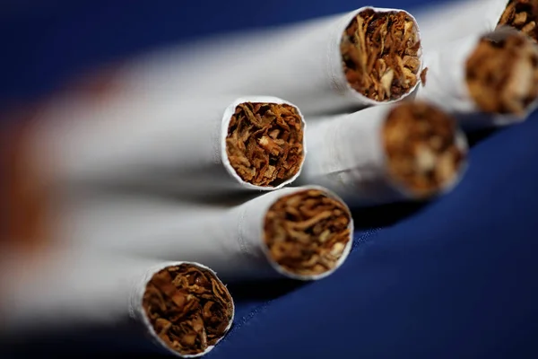 Πολλά Τσιγάρα Πολύχρωμο Φόντο Κοντά Έναν Καπνό Ρολό Χαρτί Σωλήνα — Φωτογραφία Αρχείου
