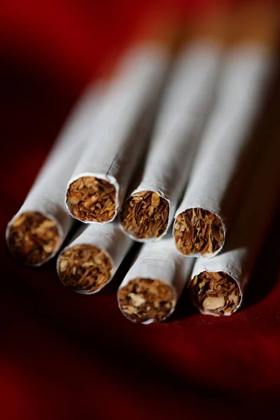 배경의 담배들 두루마리 담배와 가까운 종이에 튜브가 담배를 피우지 상업적으로 — 스톡 사진