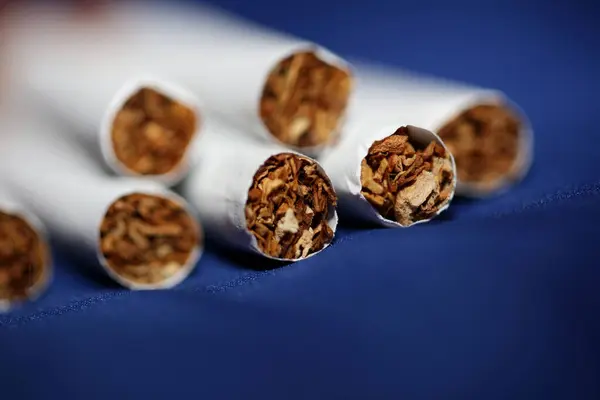 배경의 담배들 두루마리 담배와 가까운 종이에 튜브가 담배를 피우지 상업적으로 — 스톡 사진