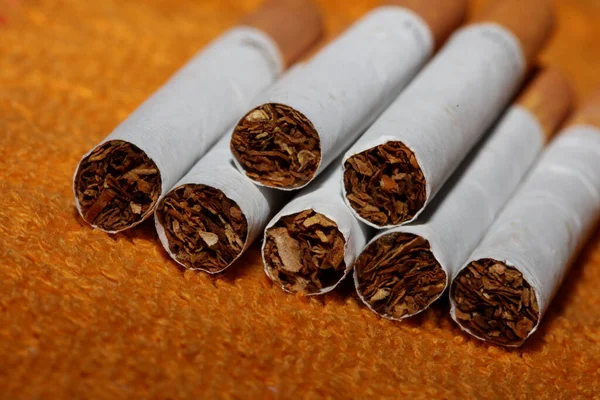Veel Sigaretten Kleurrijke Achtergrond Close Van Een Roltabak Papier Met — Stockfoto