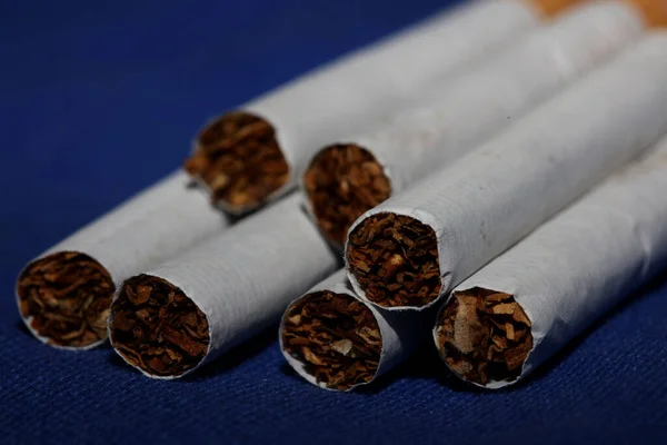 업체인 노이드 Neonicotinoids 흡연을 중단하는 담배를 대량으로 생산하고 — 스톡 사진