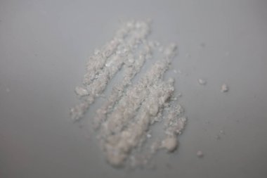 Beyaz plaka üzerindeki kokain hatları uyuşturucu geçmişini kapatır. Yüksek kalite büyük boy baskı, hazır stok fotoğrafçılığı.