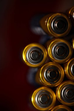 Modüller için çeşitli alkali şarj edilebilir bataryaların arkaplanını kapat. Yüksek kalite büyük boyutlu duvar posterleri için seri üretim akümülatörleri yüksek güç ve enerji.