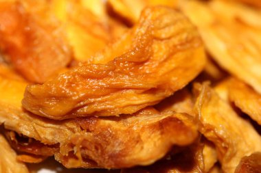 Güneş kurutulmuş ananas dilimleri beyaz arka planda küçük meyve parçaları botanik sağlıklı yeme konseptini kapatın büyük boy yüksek kaliteli hazır fotoğraf baskıları