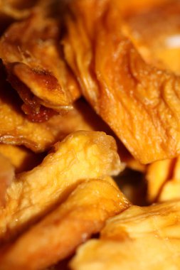 Güneş kurutulmuş ananas dilimleri beyaz arka planda küçük meyve parçaları botanik sağlıklı yeme konseptini kapatın büyük boy yüksek kaliteli hazır fotoğraf baskıları