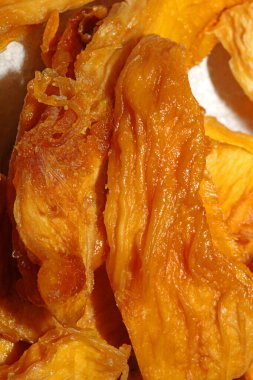 Güneş kurutulmuş ananas dilimleri beyaz arka planda küçük meyve parçaları botanik sağlıklı yeme konseptini kapatın büyük boy yüksek kaliteli hazır fotoğraf baskıları