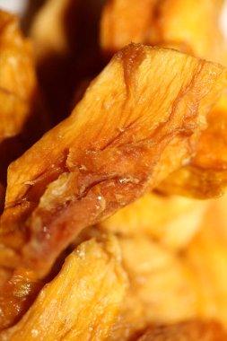 Güneş kurutulmuş ananas dilimleri beyaz arka planda küçük meyve parçaları botanik sağlıklı yeme konseptini kapatın büyük boy yüksek kaliteli hazır fotoğraf baskıları