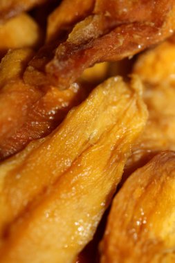 Güneş kurutulmuş ananas dilimleri beyaz arka planda küçük meyve parçaları botanik sağlıklı yeme konseptini kapatın büyük boy yüksek kaliteli hazır fotoğraf baskıları