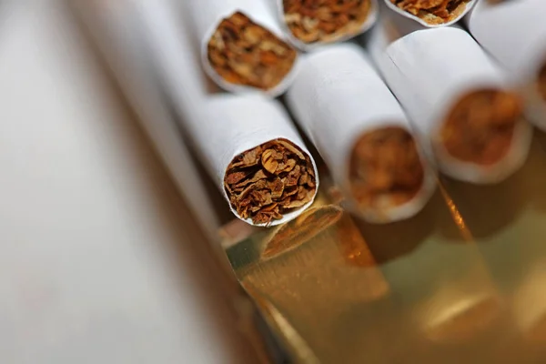Mnoho Cigaret Barevném Pozadí Zblízka Svitek Tabáku Papíru Filtrační Trubicí — Stock fotografie