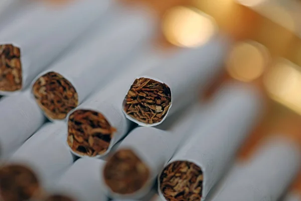 Muchos Cigarrillos Fondo Colorido Primer Plano Rollo Tabaco Papel Con —  Fotos de Stock