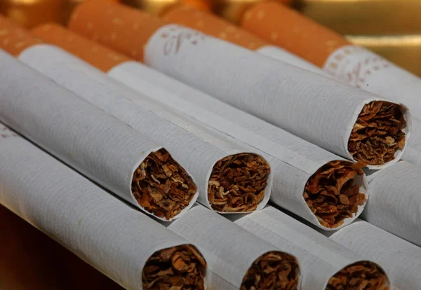 Mnoho Cigaret Barevném Pozadí Zblízka Svitek Tabáku Papíru Filtrační Trubicí — Stock fotografie