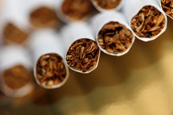 Sok Cigaretta Színes Háttérrel Közel Egy Tekercs Dohány Papíron Szűrőcsővel Jogdíjmentes Stock Képek