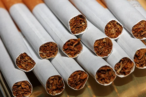 Sok Cigaretta Színes Háttérrel Közel Egy Tekercs Dohány Papíron Szűrőcsővel Stock Fotó
