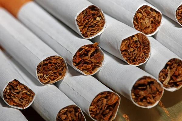 Sok Cigaretta Színes Háttérrel Közel Egy Tekercs Dohány Papíron Szűrőcsővel Stock Kép