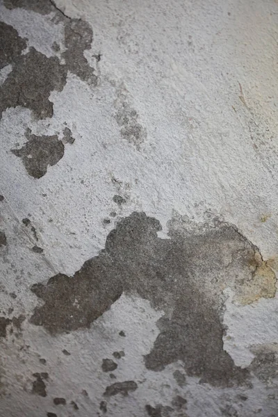 손상된 고약을 오래된 균열을 그려진 오래된 배경에 의하여 분쇄된 시멘트 — 스톡 사진