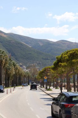 Arnavutluk 'un Vlora kenti, 2 Eylül Pazar günü Adriyatik Denizi kıyısı boyunca uzanan kameralı Rruga karayolu. Vlore şehrinin ana caddesinde yüksek kaliteli palmiye ağaçları var.