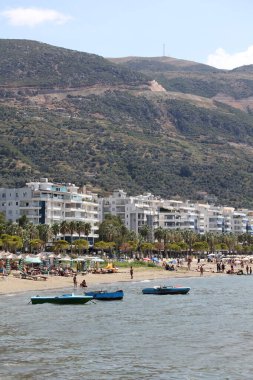 Arnavutluk 'un Vlore kentinde, 26 Ağustos 2023 Cumartesi günü halk plajlarında günbatımı avlanırken Lungo mare riviera' da yüzmek için güzel yerler, yüksek kalite büyük boy hazır baskı.