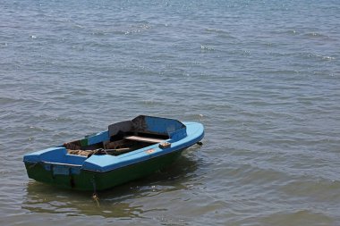 Arnavutluk 'un Vlore kentinde, 26 Ağustos 2023 Cumartesi günü halk plajlarında günbatımı avlanırken Lungo mare riviera' da yüzmek için güzel yerler, yüksek kalite büyük boy hazır baskı.