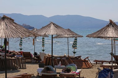Arnavutluk 'un Vlore kentinde, 26 Ağustos 2023 Cumartesi günü halk plajlarında günbatımı avlanırken Lungo mare riviera' da yüzmek için güzel yerler, yüksek kalite büyük boy hazır baskı.