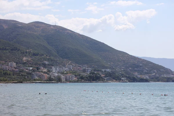 Arnavutluk 'un Vlore kentinde, 26 Ağustos 2023 Cumartesi günü halk plajlarında günbatımı avlanırken Lungo mare riviera' da yüzmek için güzel yerler, yüksek kalite büyük boy hazır baskı.