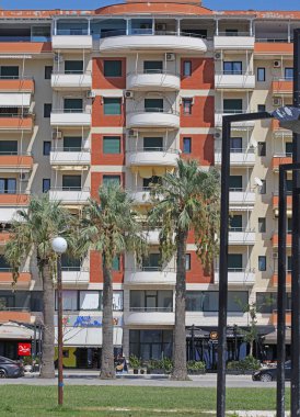 Arnavutluk 'un Vlore kenti, 26 Ağustos 2023. Kamu evleri ve mimarların tarzını inceleyerek yüksek kalitede büyük, kaliteli yaz baskıları için güzel yerler arıyor.