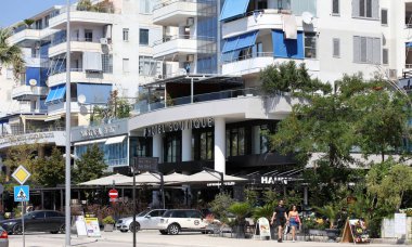 Arnavutluk 'un Vlore kenti, 26 Ağustos 2023. Kamu evleri ve mimarların tarzını inceleyerek yüksek kalitede büyük, kaliteli yaz baskıları için güzel yerler arıyor.