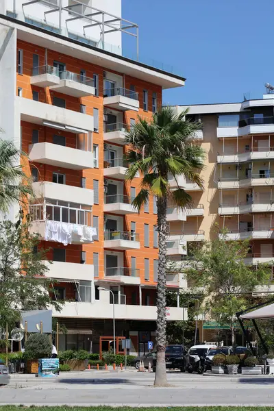 Arnavutluk 'un Vlore kenti, 26 Ağustos 2023. Kamu evleri ve mimarların tarzını inceleyerek yüksek kalitede büyük, kaliteli yaz baskıları için güzel yerler arıyor.