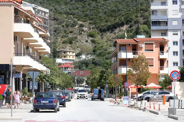 Arnavutluk 'un Vlore kenti, 26 Ağustos 2023. Kamu evleri ve mimarların tarzını inceleyerek yüksek kalitede büyük, kaliteli yaz baskıları için güzel yerler arıyor.