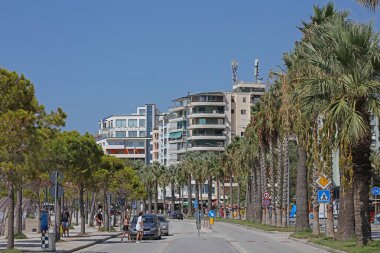 Arnavutluk 'un Vlore kenti, 26 Ağustos 2023 Cumartesi günü şehir merkezinde palmiye ağaçlarıyla dolu yüksek kaliteli büyük boy yaz baskıları için güzel, Lübnan bölgelerinde yürüyüş