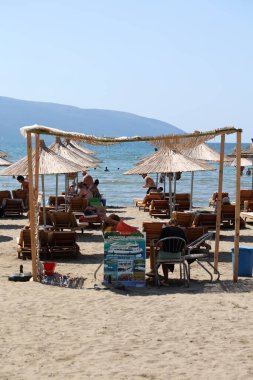 Arnavutluk 'un Vlore kenti, 26 Ağustos 2023 Cumartesi günü halk plajlarını keşfe çıktı. Günbatımı için güzel yerler aradı. Lungomare riviera' da yüzmek için güzel yerler.