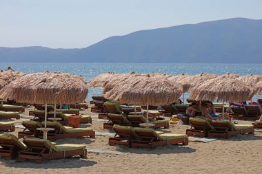 Arnavutluk 'un Vlore kenti, 26 Ağustos 2023 Cumartesi günü halk plajlarını keşfe çıktı. Günbatımı için güzel yerler aradı. Lungomare riviera' da yüzmek için güzel yerler.