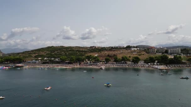 Ksamil Albania Domingo Agosto 2023 Hermosas Islas Explorando Laguna Azul — Vídeos de Stock