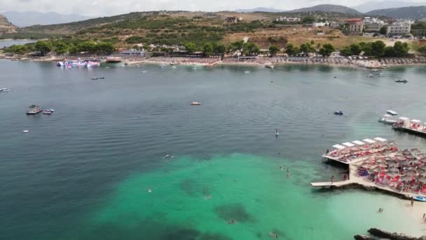 阿尔巴尼亚Ksamil 星期日 2023年8月12日美丽的3个岛屿探索蓝湖 这些岛屿上有水晶球 可以看到空中无人驾驶飞机的镜头 夏天可以在美丽的地方拍摄高质量的电影片段 — 图库视频影像