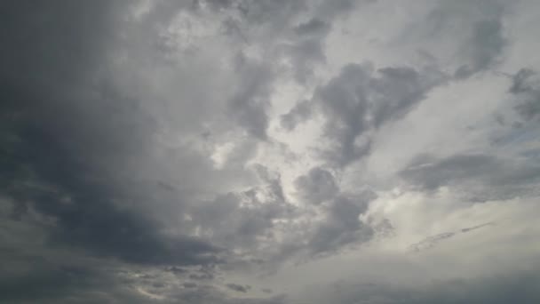映画の大きいサイズの良質のインスタント ストック ビデオ クリップのための雲の空気ドローンビュー映像が付いている灰色の雨の空 — ストック動画