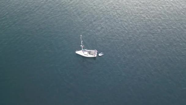 Windwitte Zeilboot Diepblauwe Zee Sarande Baai Albanië Zomervakantie Luchtfoto Drone — Stockvideo
