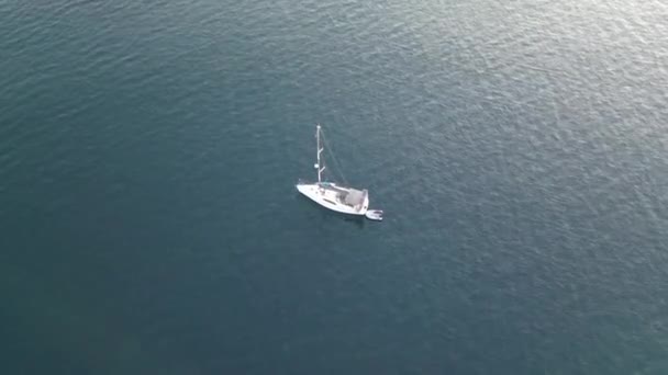 Windwitte Zeilboot Diepblauwe Zee Sarande Baai Albanië Zomervakantie Luchtfoto Drone — Stockvideo