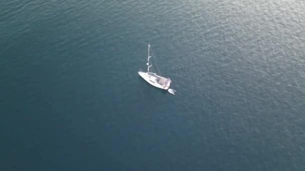 Wind White Sailing Ship Deep Blue Sea Sarande Bay Αλβανία — Αρχείο Βίντεο